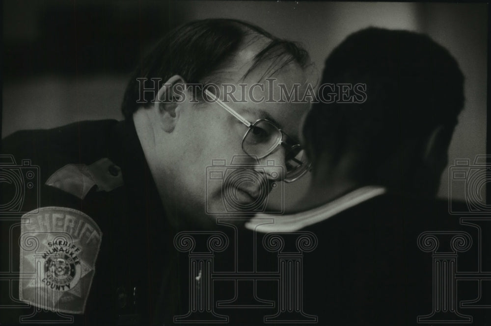 1993 Press Photo Deputy John Thompson talks to boy about truancy Milwaukee - Historic Images