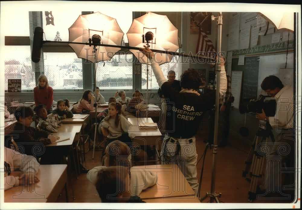 1994 Press Photo Students at Trowbridge Elementary tape &quot;Positive Kids&quot; video - Historic Images