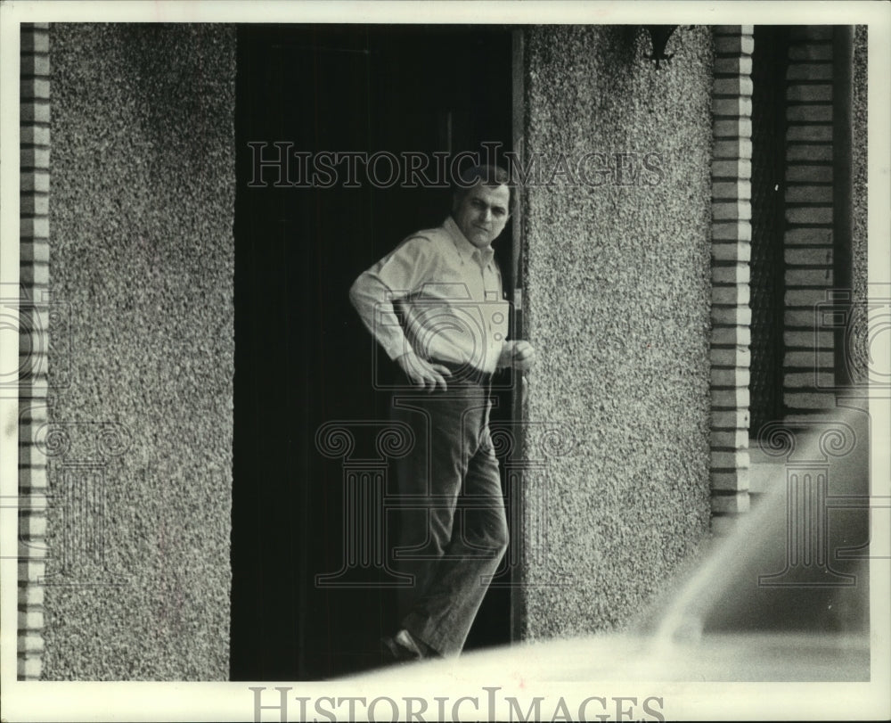 1975 Press Photo Frank A. Trovato, Jr., Restaurant Owner in Milwaukee, Wisconsin - Historic Images