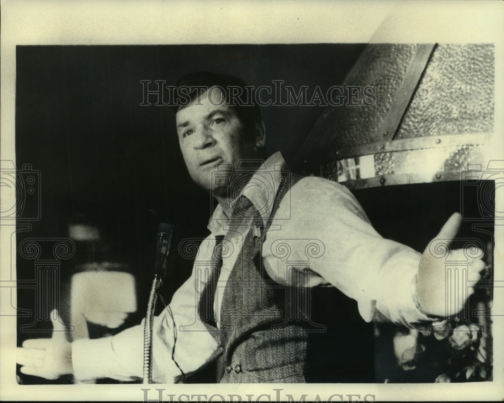 1976 Press Photo Glenn W. Turner at a news conference - mjc08447 - Historic Images