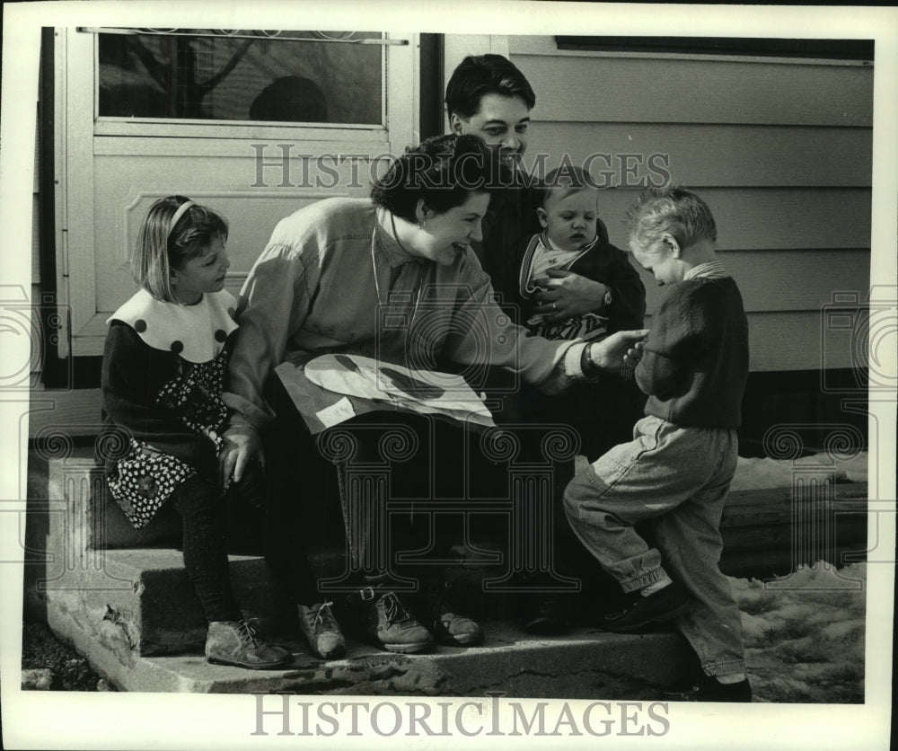 1993 Press Photo Jeff And Jackie Ness Examine Valentines From Their Kids - Historic Images