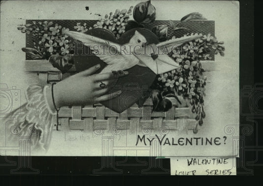 1983 Press Photo Flowers And Designs From 1900s Valentines Displayed In Pewaukee - Historic Images