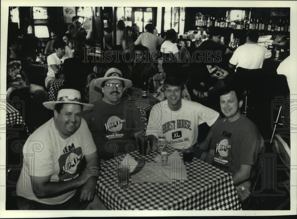 1991 Press Photo Patrons at Platteville&#39;s Hoist House with Owner, John Utley - Historic Images