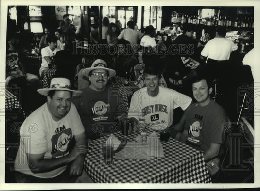 1991 Press Photo Patrons at Platteville's Hoist House with Owner, John Utley - Historic Images