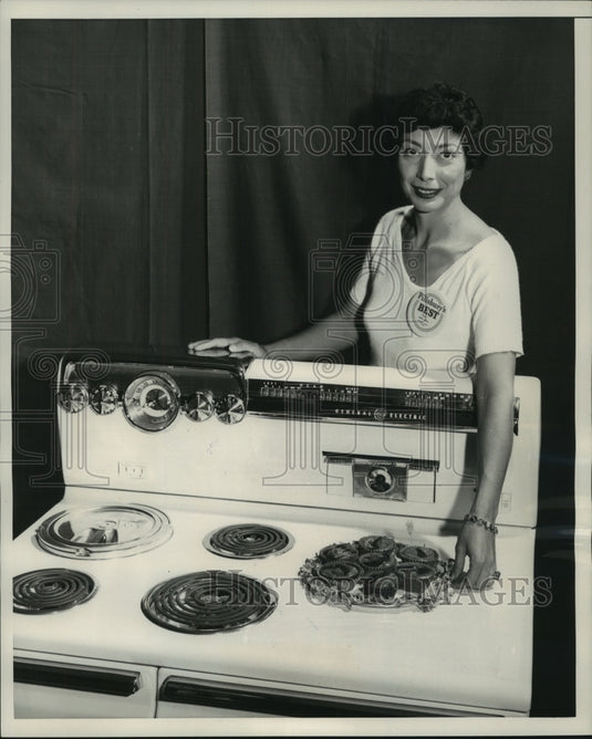 1953, Miss Rosa Tusa poses with chocolate tarts she baked for contest - Historic Images