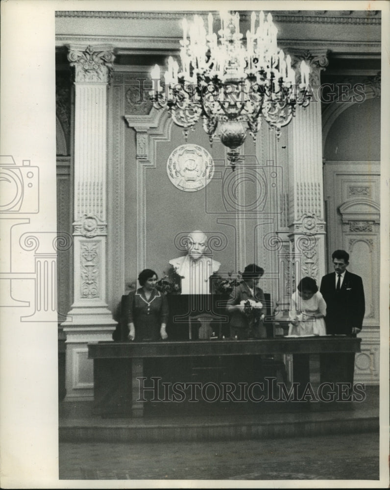 1968 Press Photo Couple signs wedding register; Russian state official witnesses - Historic Images