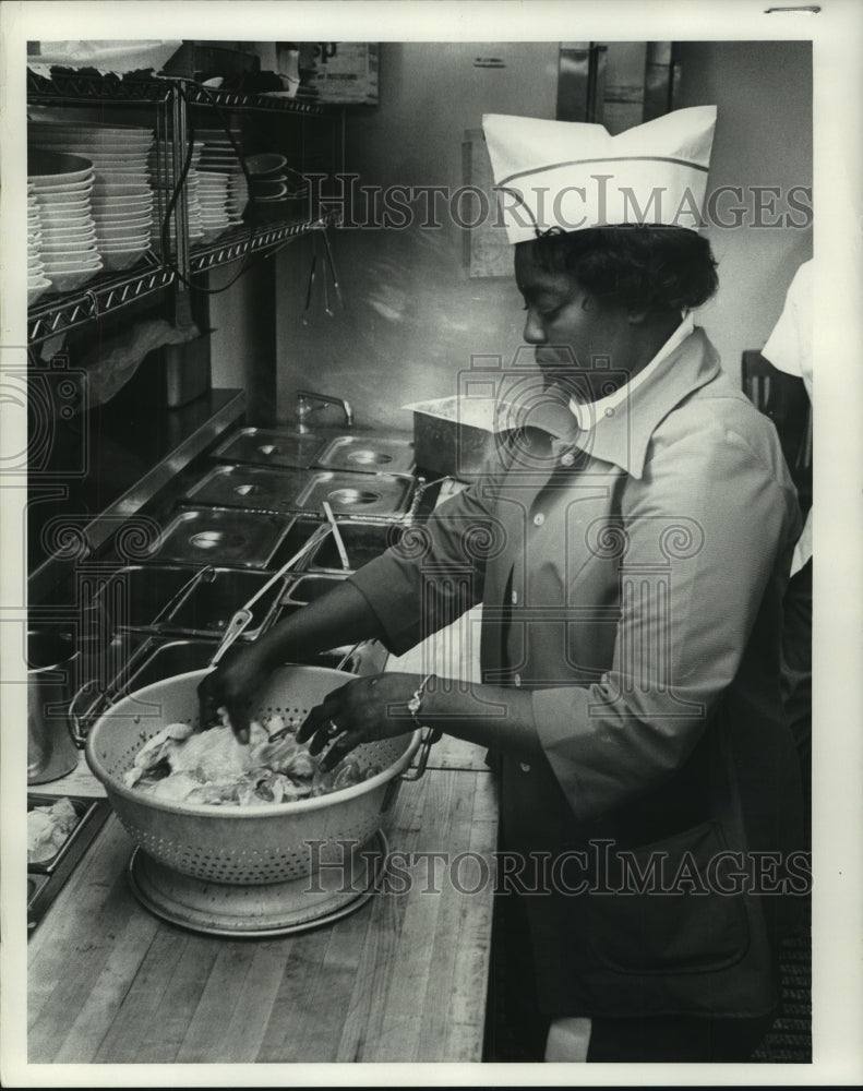 1974 Press Photo Irene Turner, Owner, Iron Horse Restaurant, Milwaukee - Historic Images