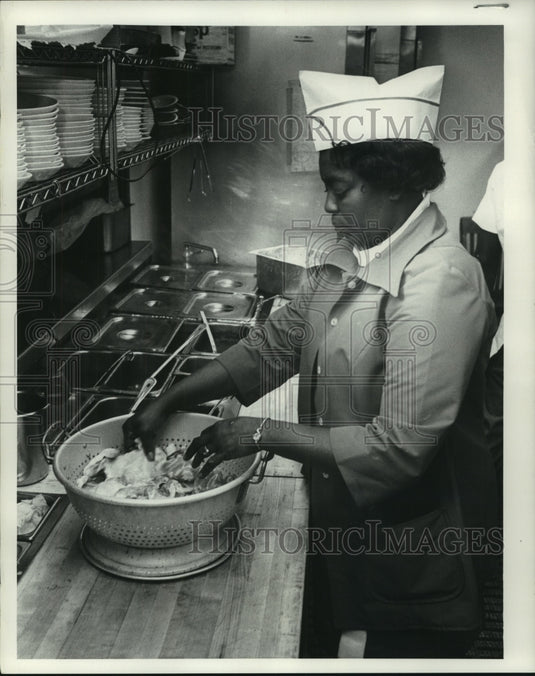 1974 Press Photo Irene Turner, Owner, Iron Horse Restaurant, Milwaukee - Historic Images