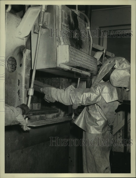 1959, Uranium sample taken by Vesin sampler taken to sampling office - Historic Images