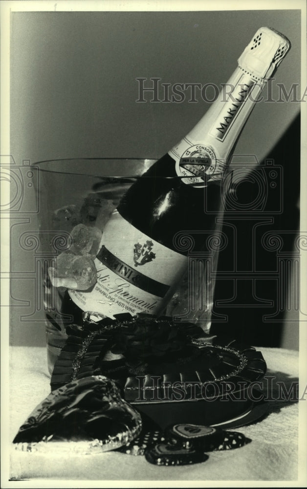 1992 Press Photo A valentine's day treat, a good-quality Asti Spumante - Historic Images