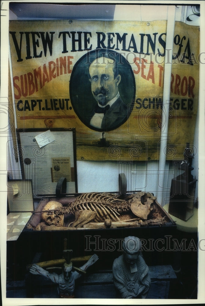 1994 Press Photo Oddities sale, Valerie's Gallery of Arts & Antiques, Milwaukee - Historic Images