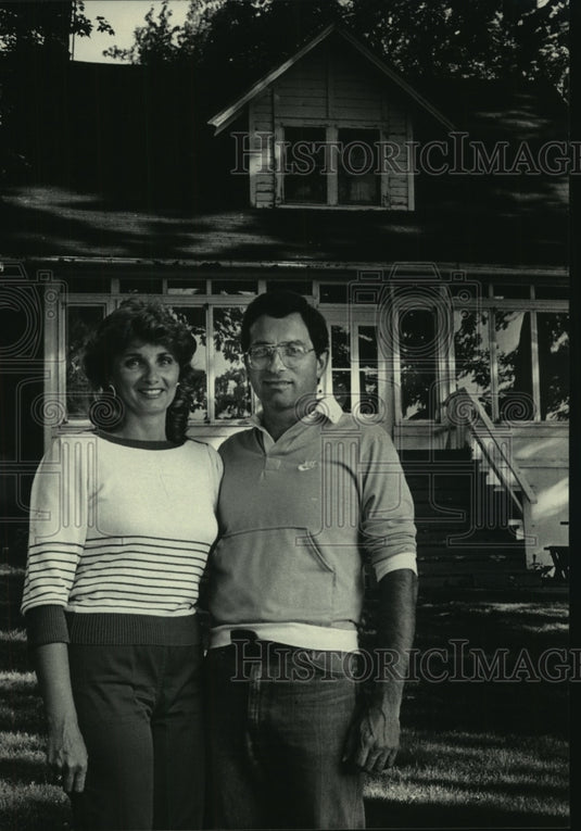 1986 Press Photo Marilyn & David Valent in front of Wisconsin house nobody wants - Historic Images