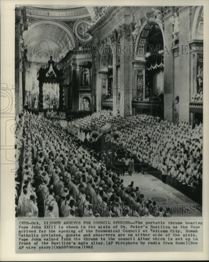 1962, Pope John XXIII arrives for Ecumenical Council at Vatican City - Historic Images