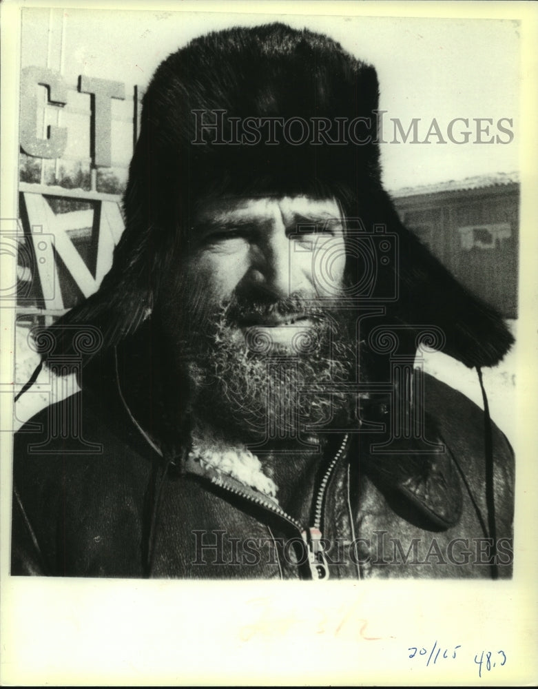 1978 Press Photo A fur hat helps keep worker&#39;s head warm in Russia - mjc08585 - Historic Images