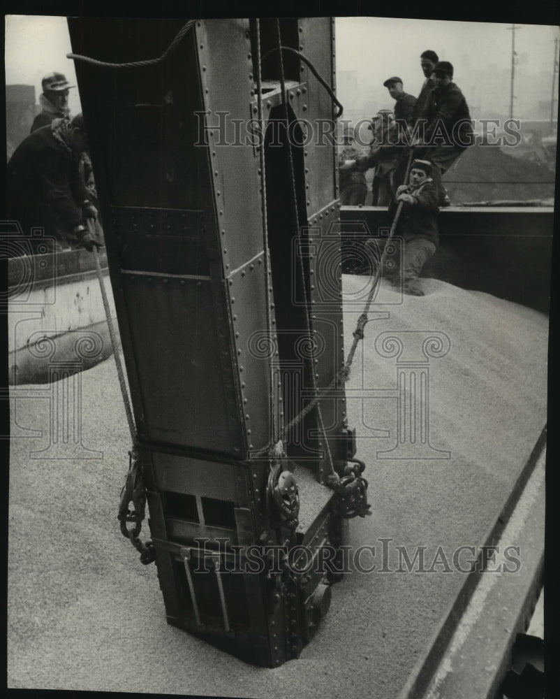 1954 Press Photo Grain trimmers tug conveyor in Jones island mooring basin - Historic Images