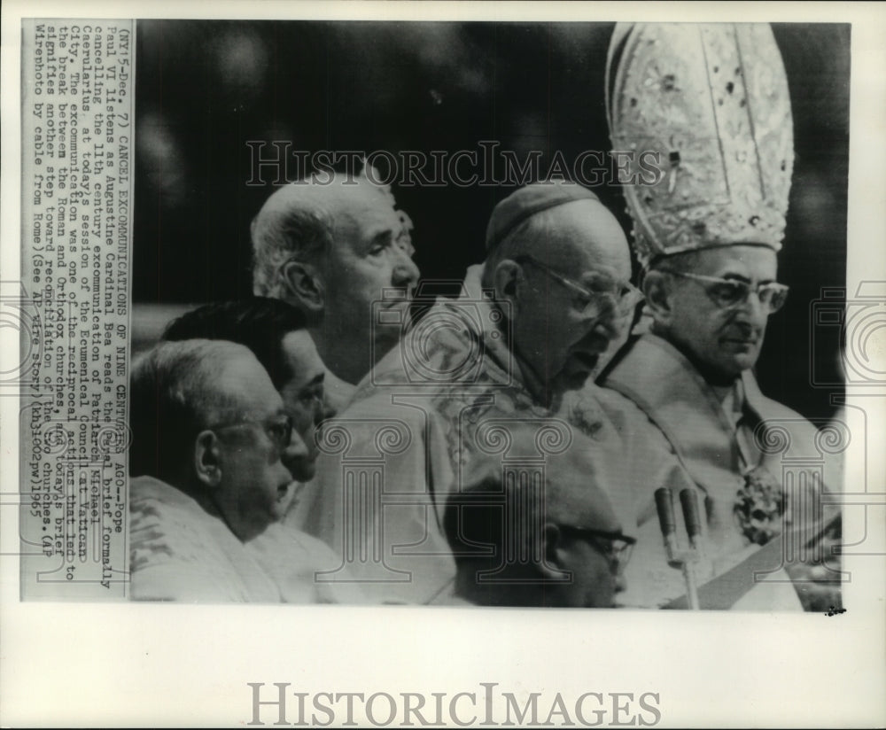 1965 Press Photo Pope Paul VI listens as Cardinal Bea reads Papal brief in Rome - Historic Images