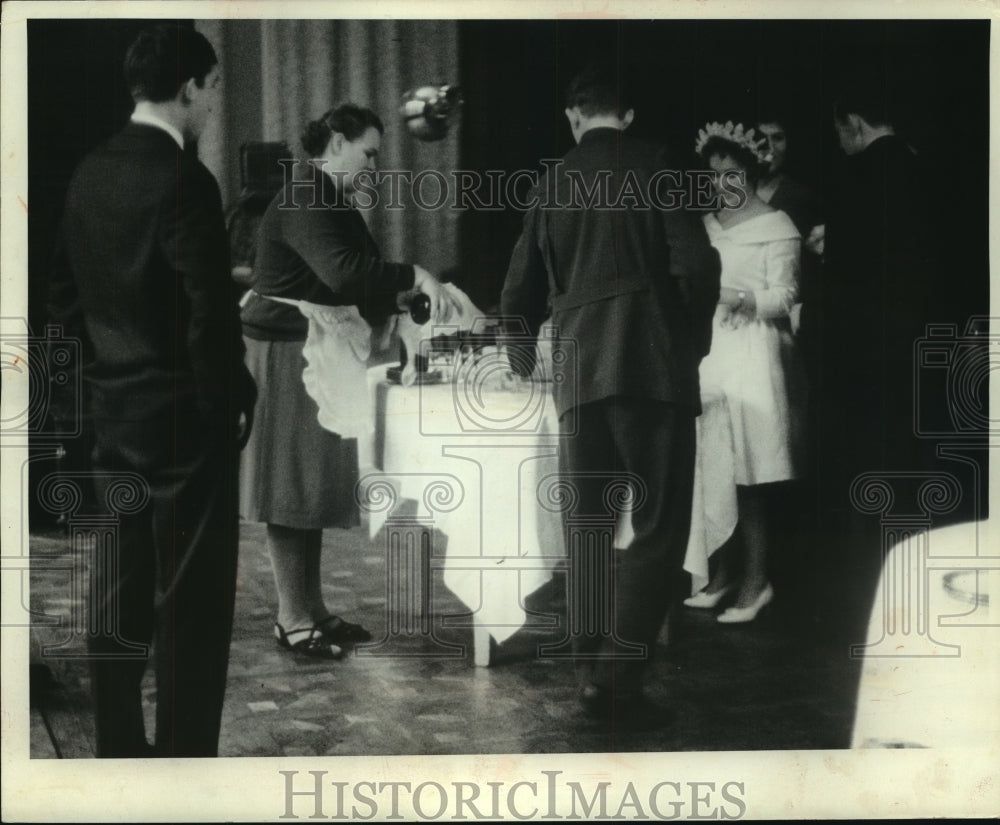 1988, Champagne poured at a Russian wedding reception - mjc08611 - Historic Images