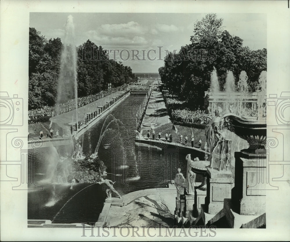 1976, Fountains at Peterhof Palace, former home of Russian czars - Historic Images