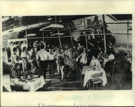 1983 Press Photo A glass cafe in Moscow where Russians socialize - mjc08615 - Historic Images