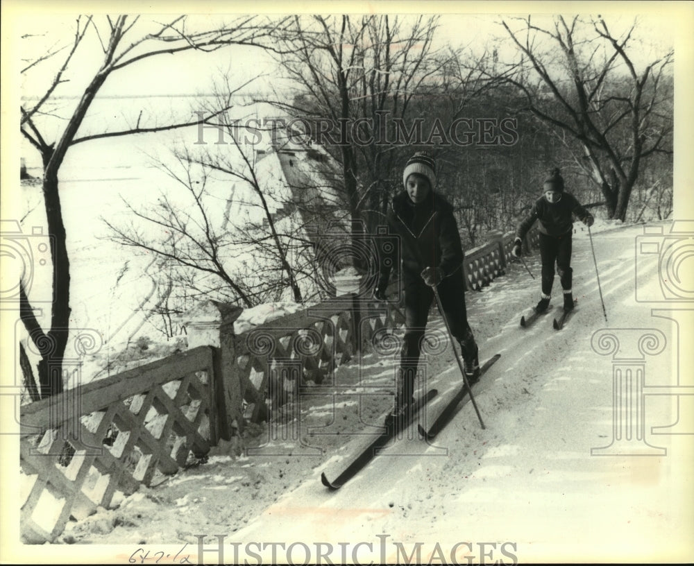 1979 Press Photo Skiers along the Amur River in Khaborovsk, Russia - mjc08617 - Historic Images