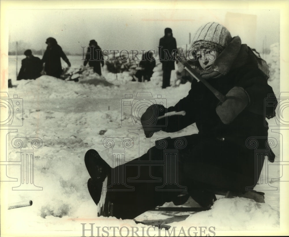 1979 Press Photo A woman ice fishes on the Amur River in Russia - mjc08618 - Historic Images