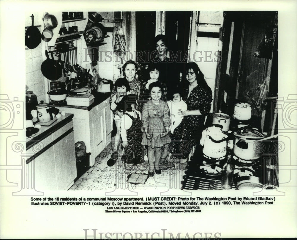 1990 Press Photo Poor residents of a communal Moscow tenement - mjc08628 - Historic Images