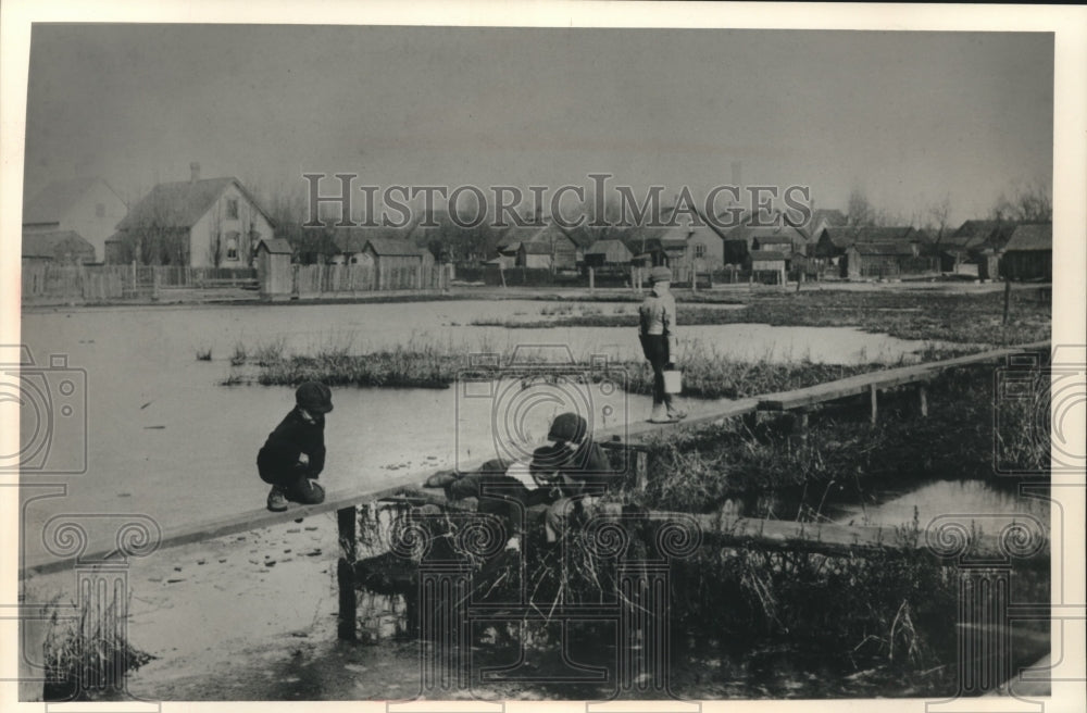 1988 Press Photo Children play along shores of Jones Island - mjc08645 - Historic Images