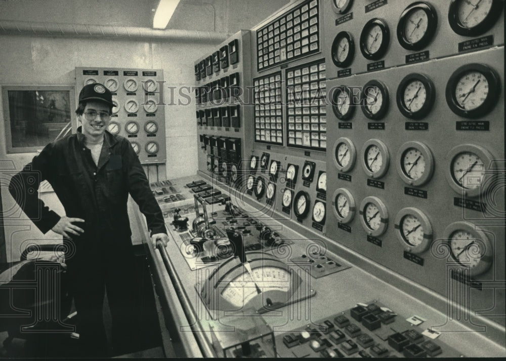 1987 Press Photo Steve Koch in the control room of the Louis Wilson Foy - Historic Images