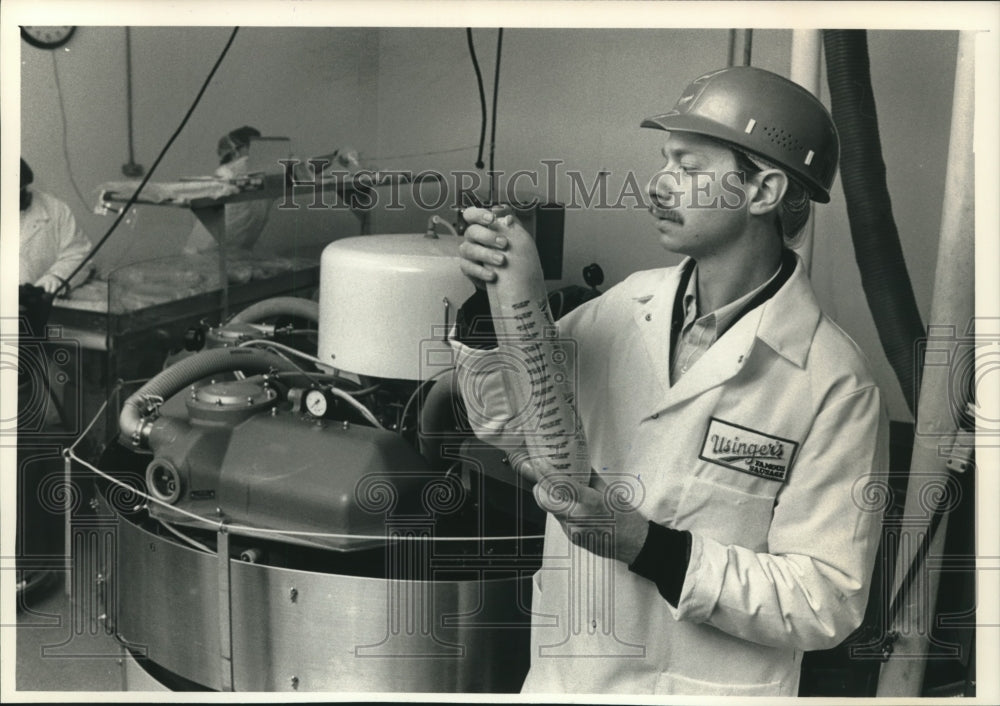 1988 Press Photo Sausage maker Frederick D. "Fritz" Usinger at work - mjc08671 - Historic Images