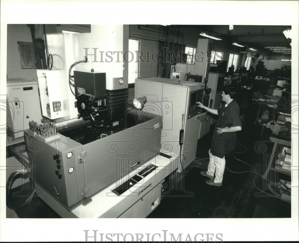 1991 Press Photo Dean Miachnik works at Utility Tool and Machine Company, Inc. - Historic Images