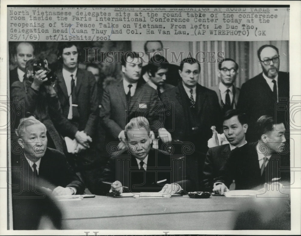 1969 Press Photo North Vietnamese delegates at French peace talks about war-Historic Images