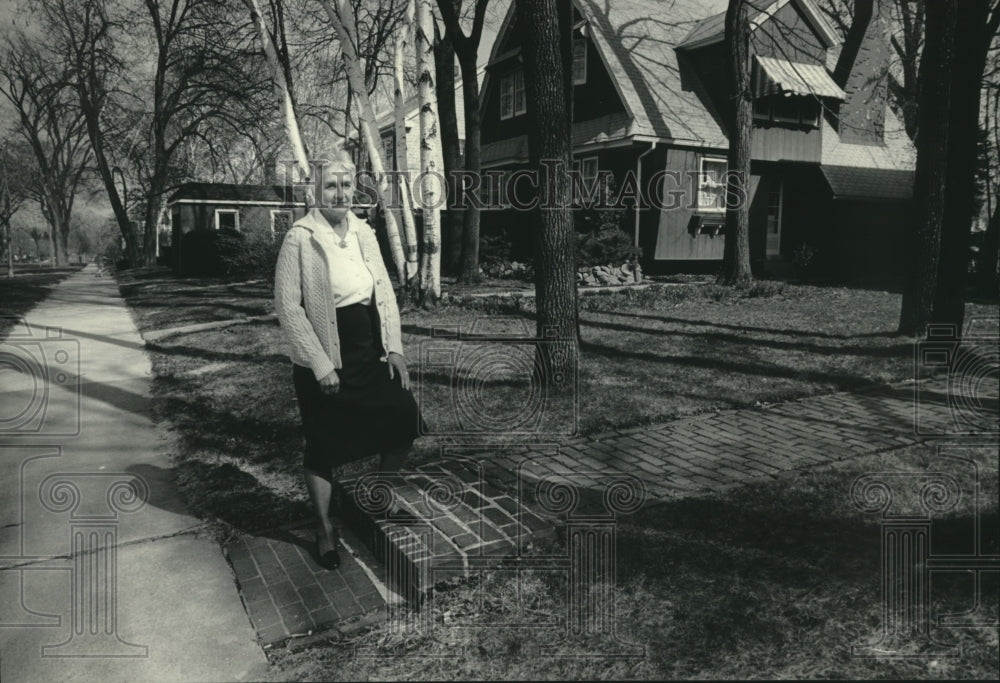 1986, Rosemarian Staudacher, neighborhood watch proponent, Shorewood. - Historic Images