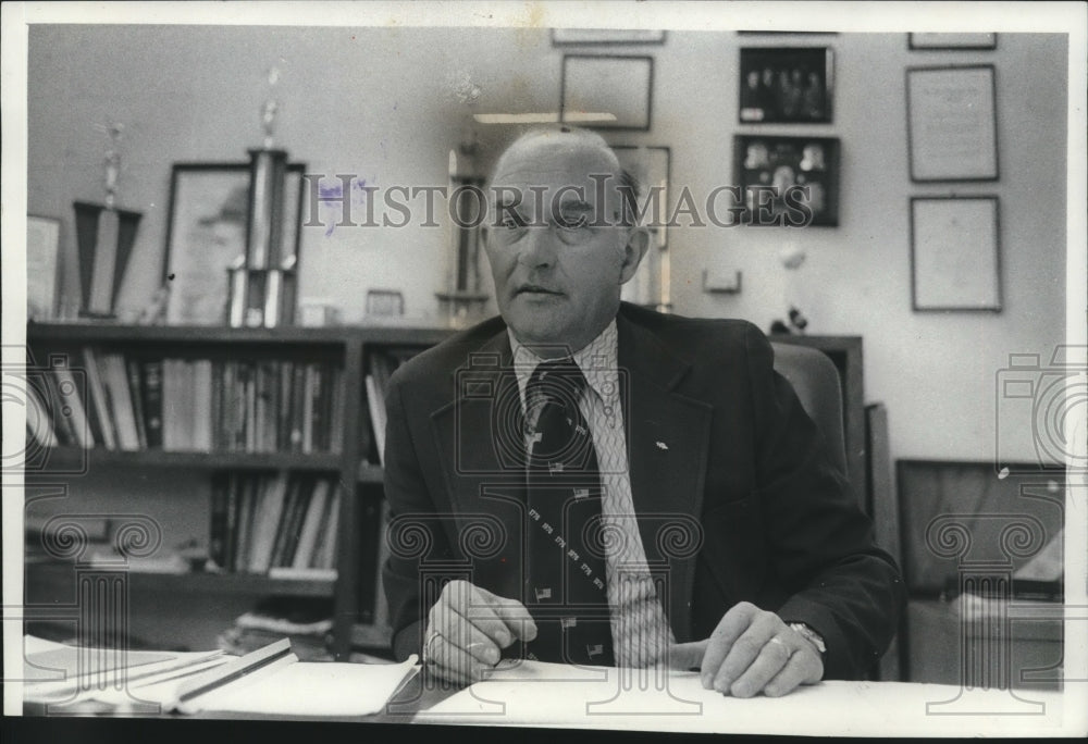 1976 Press Photo Murrill Starke, ex-police chief shown in office, Wisconsin. - Historic Images