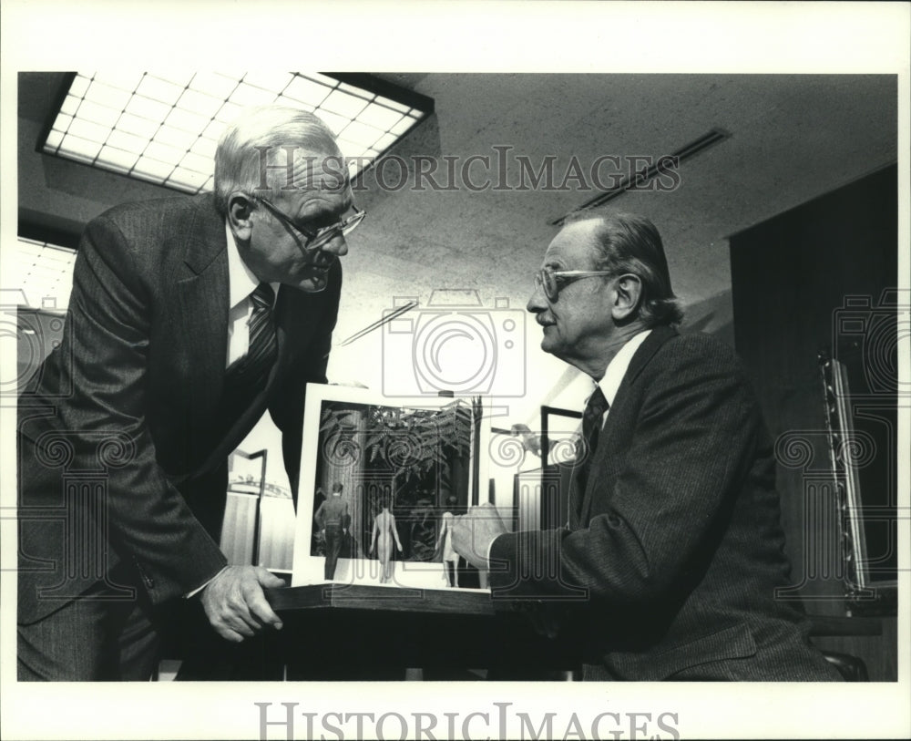 1982 Carl Gosewehr, Kenneth Starr, discuss diorama, Milwaukee. - Historic Images