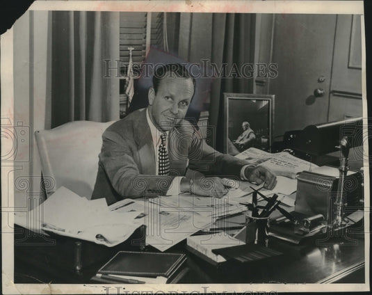 1955 Press Photo William Randolph Hearst Jr., at office desk quizzing French.-Historic Images