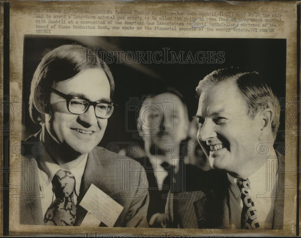 1974 Press Photo John Sawhill and David Rockefeller discuss natural gas crisis - Historic Images