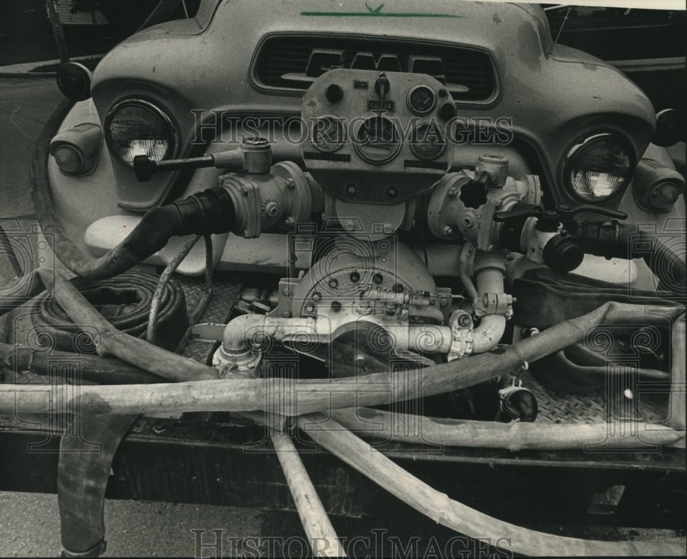 1988 Press Photo A pump attached to an old truck in Thiensville, Wisconsin - Historic Images