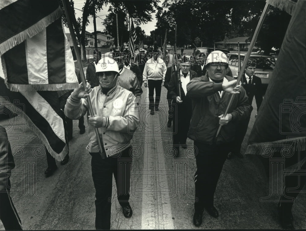 1992 Press Photo American Legioners lead Memorial Day Parade in Thiensville, WI - Historic Images