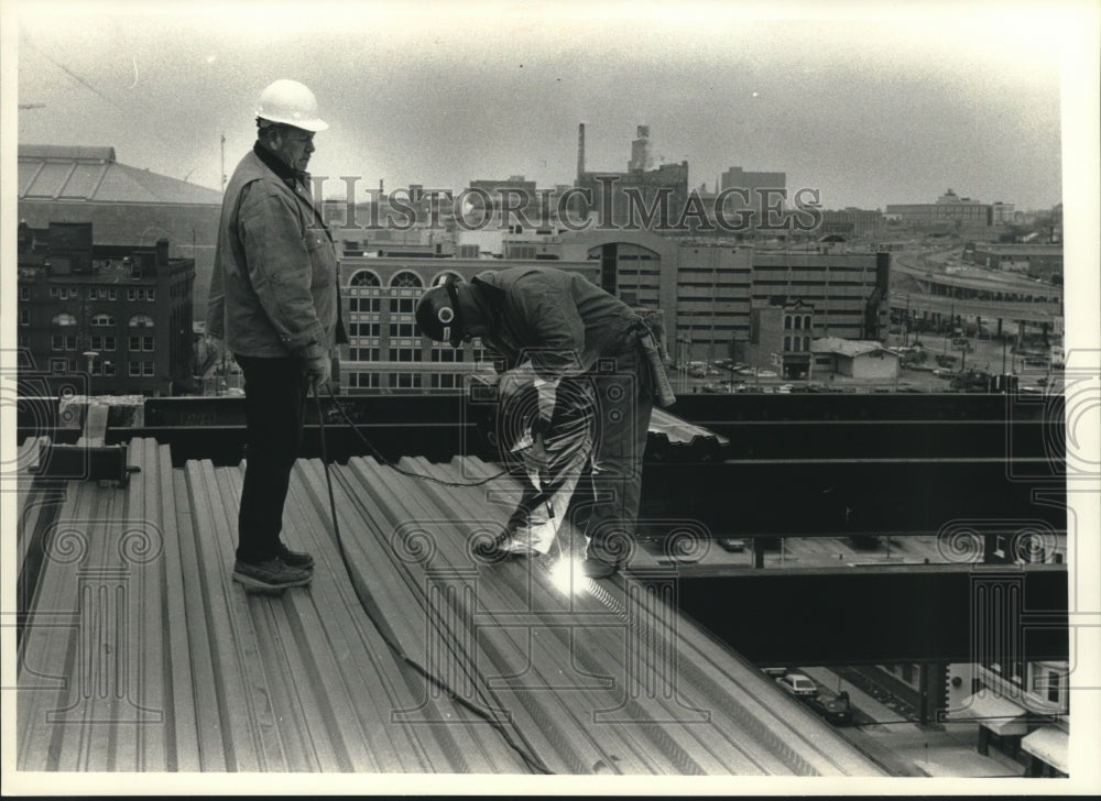 1991 Press Photo Tom Lazard checks work on structure in 1000 Water St.,Milwaukee - Historic Images
