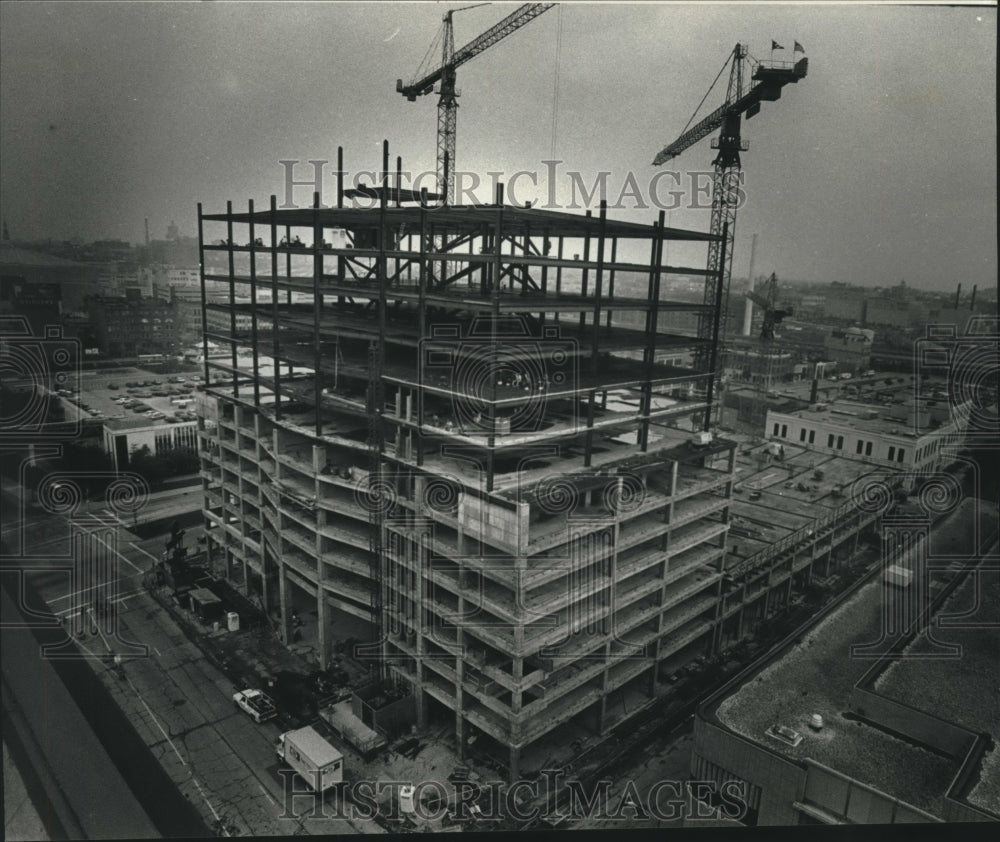 1990 Press Photo On-going construction on 1000 North Water street building - Historic Images