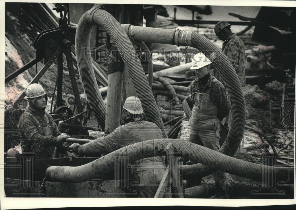 1990 Press Photo Construction workers at site of the 1000 N. Water St. building - Historic Images