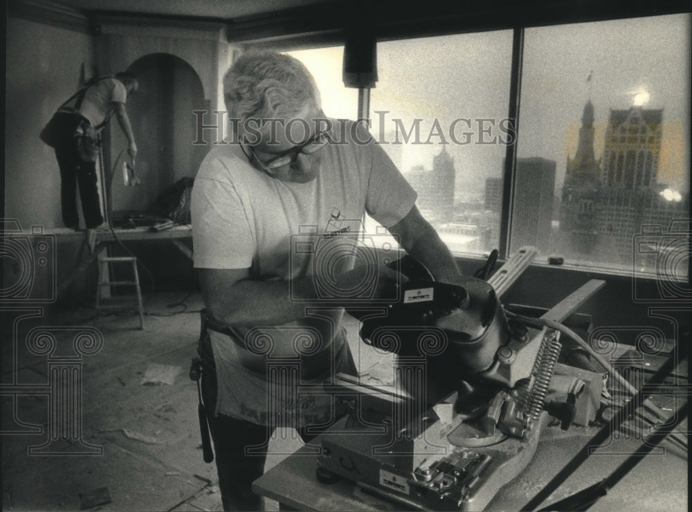 1992 Press Photo Crewmen at work on 1000 North Water Street building offices - Historic Images