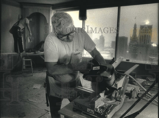 1992 Press Photo Crewmen at work on 1000 North Water Street building offices - Historic Images