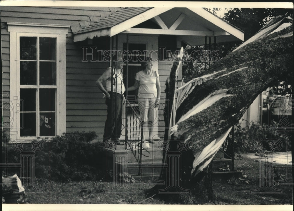 1987 Press Photo Jack and Leona Cadieu survey tornado damage at home Wisconsin - Historic Images