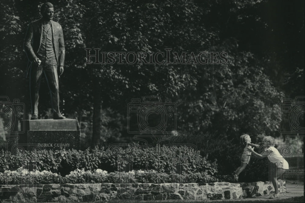 1983 Press Photo Mandy &amp; Bree Nessler at Patrick Cudahy statue Wisconsin - Historic Images