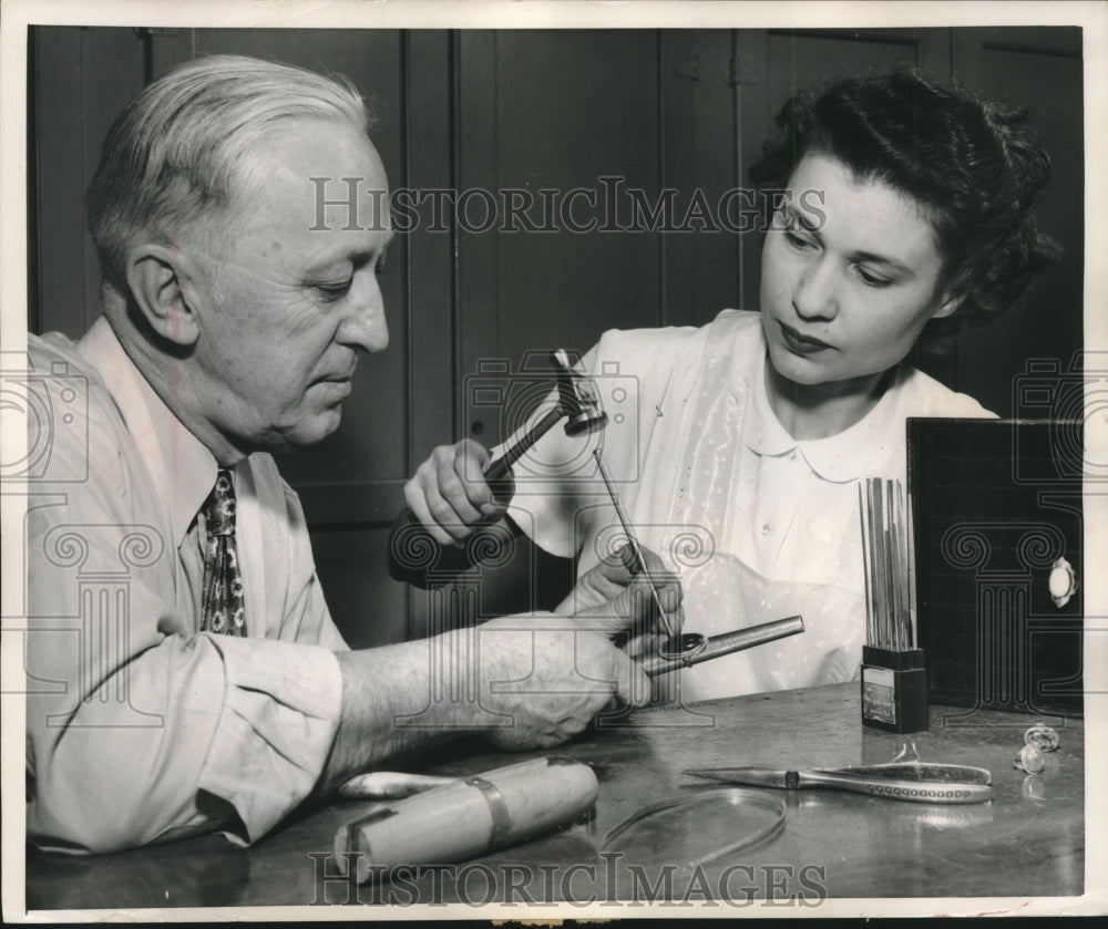 1952 Press Photo George Anderson helps Ann Spector mount an agate in silver - Historic Images