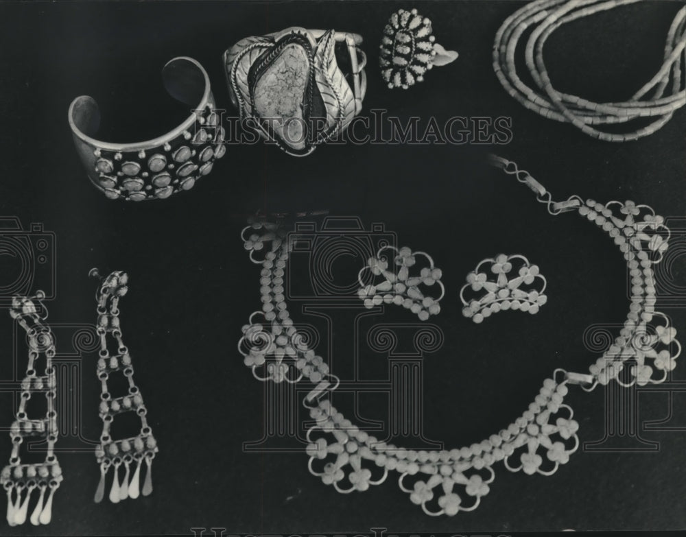 1975 Press Photo Genuine Indian jewelry is sold at Milwaukee&#39;s Museum - Historic Images