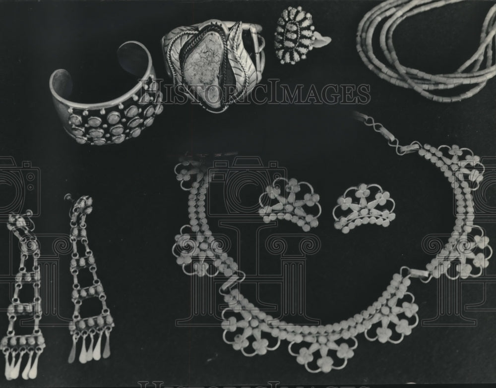 1975 Press Photo Genuine Indian jewelry is sold at Milwaukee's Museum - Historic Images