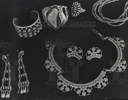1975 Press Photo Genuine Indian jewelry is sold at Milwaukee's Museum - Historic Images