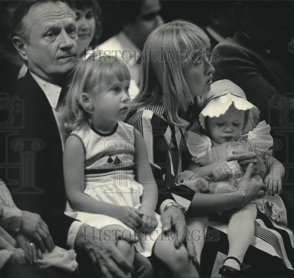 1985 Press Photo Family of Tim Tully, the Mayor of New Berlin, Wisconsin - Historic Images